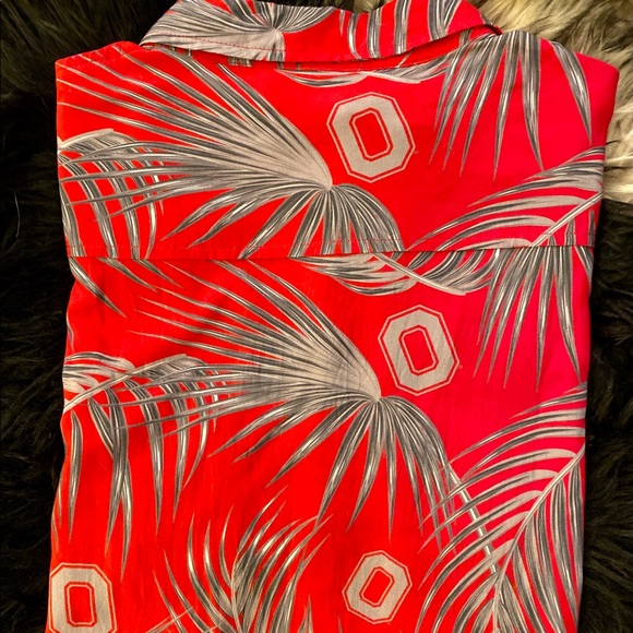 Ohio State Buckeyes Red & Grey Men’s Button-Up Hawaiian Shirt! Aloha!🌺🏈 - Picture 6 of 7